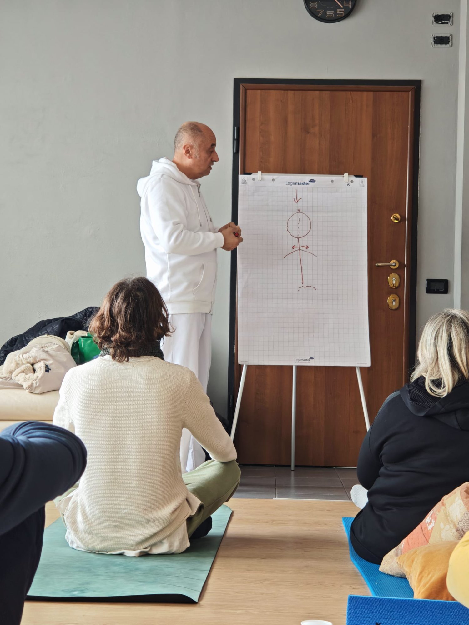 Stefano Balducci durante una spiegazione al gruppo